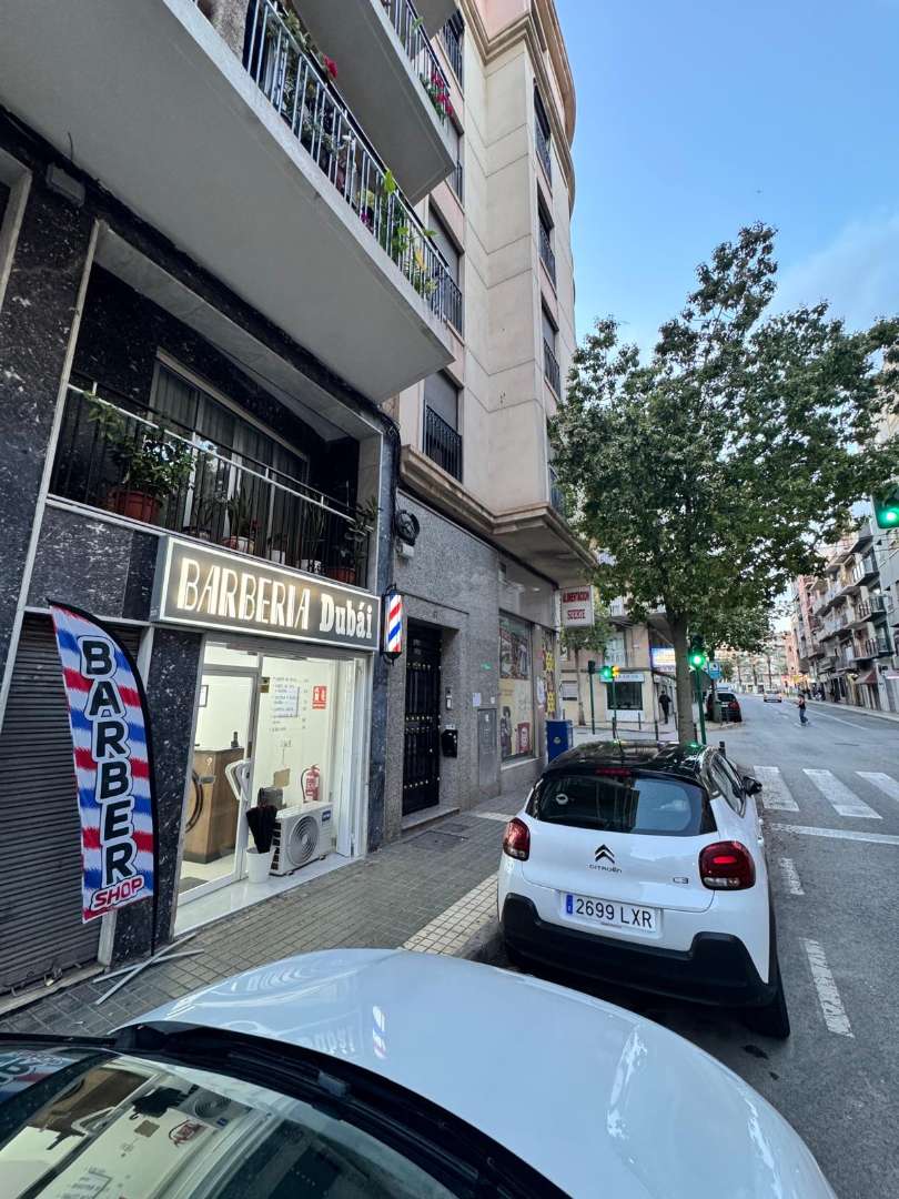 Local Comercial Carrer cristóbal sanz. Local en venta / peluquería — 3